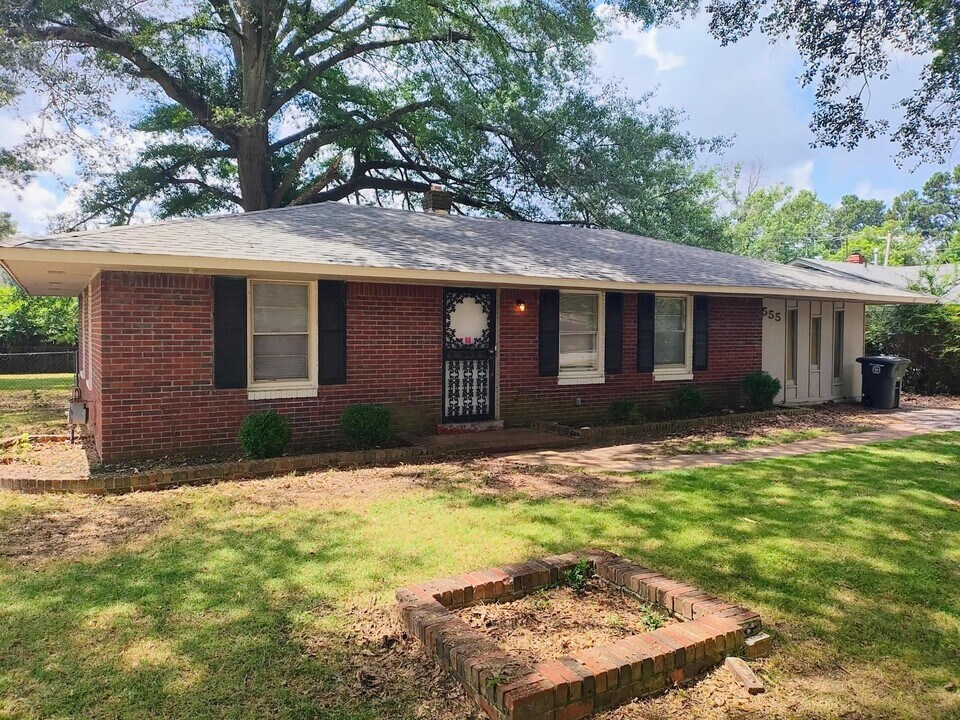 555 Byron Dr in Memphis, TN - Building Photo