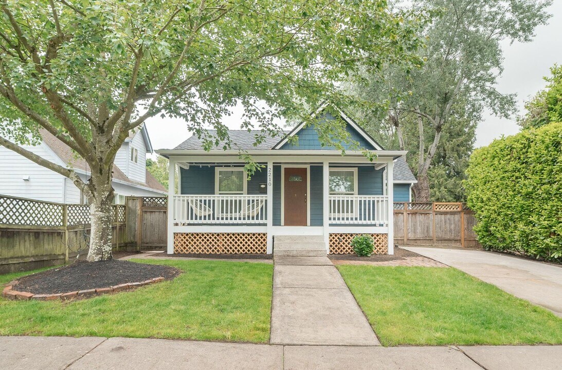 2210 Lincoln Ave in Vancouver, WA - Building Photo