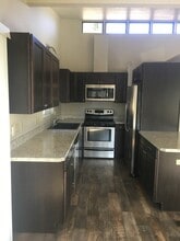 445 SE Border Ln in McMinnville, OR - Foto de edificio - Building Photo