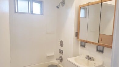 8505 Garfield Blvd in Garfield Heights, OH - Building Photo - Building Photo