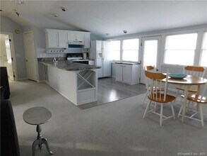 14 Rocky Point Rd in Old Saybrook, CT - Foto de edificio - Building Photo