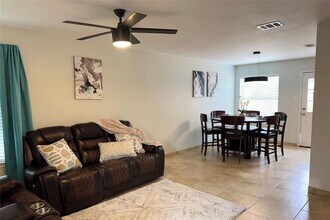 6300 Crumley Ln in Austin, TX - Foto de edificio - Building Photo