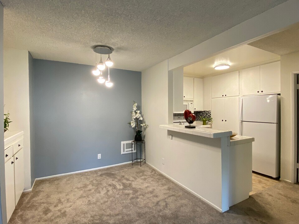 355 S Los Robles Ave, Unit 144 in Pasadena, CA - Building Photo