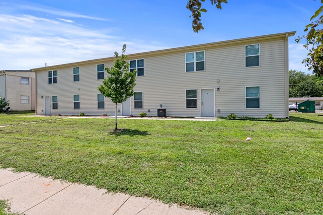 Deer Creek Apartments in Topeka, KS - Building Photo - Building Photo