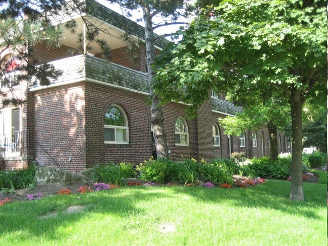 Balliol Townhouses in Toronto, ON - Building Photo - Building Photo