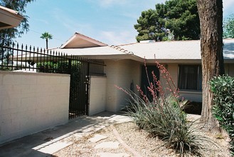 Oakview Apartments in Phoenix, AZ - Foto de edificio - Building Photo