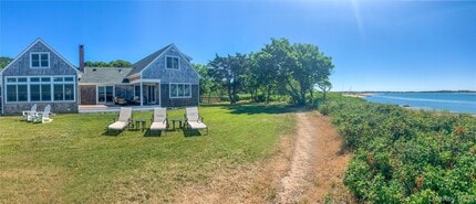 2450 Peters Neck Rd in Orient, NY - Building Photo - Building Photo