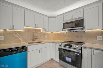 1703 Park Meadows Dr in Ft. Myers, FL - Building Photo - Building Photo