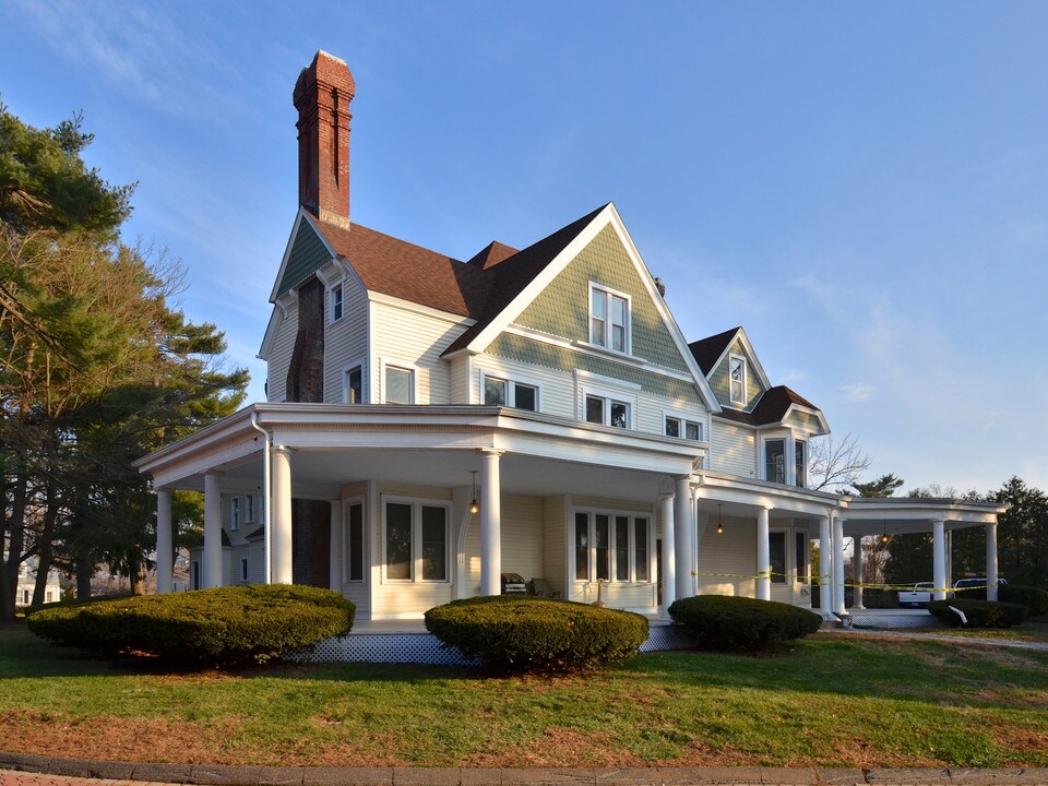 Mansion Apartments in Manchester, CT - Building Photo