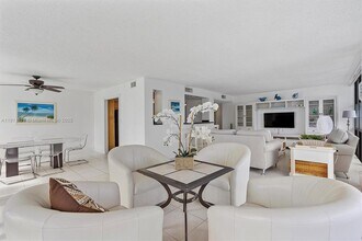 1000 Parkview Dr in Hallandale Beach, FL - Building Photo - Building Photo