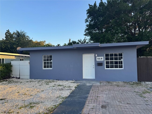 650 E 49th St in Hialeah, FL - Building Photo - Building Photo