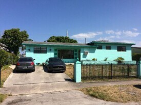 19541 NW 7th Ct in Miami, FL - Building Photo