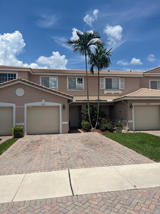 5923 Abbey Rd in Tamarac, FL - Building Photo