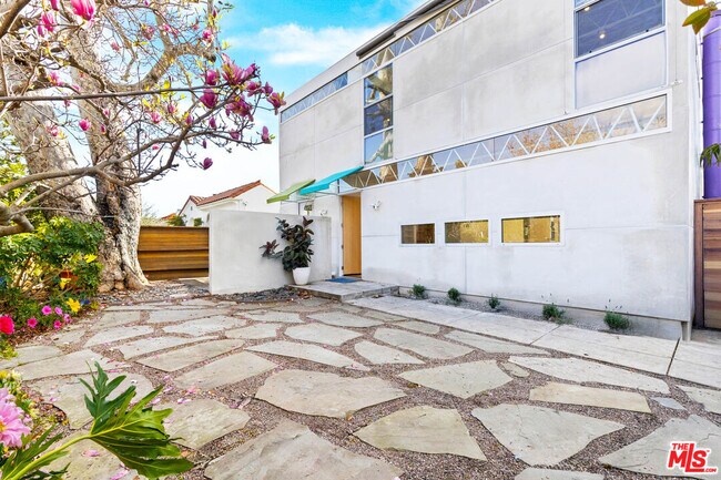2153 Linnington Ave in Los Angeles, CA - Building Photo - Building Photo