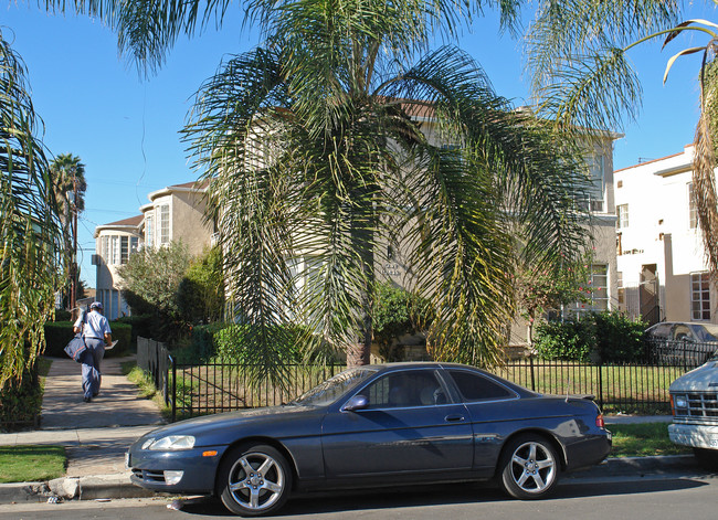 1037 S Norton Ave in Los Angeles, CA - Foto de edificio - Building Photo