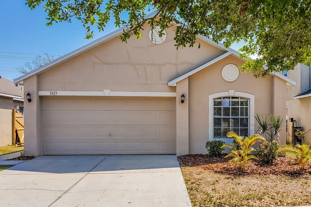 1023 Brenton Leaf Dr in Ruskin, FL - Foto de edificio