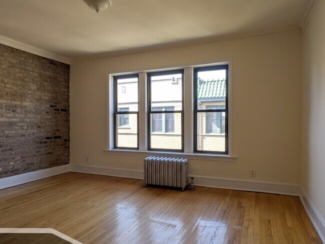 2330 N Spaulding Ave in Chicago, IL - Building Photo - Building Photo