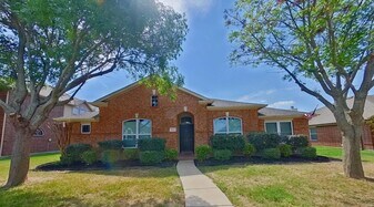 523 Golden Bell Dr in Red Oak, TX - Building Photo