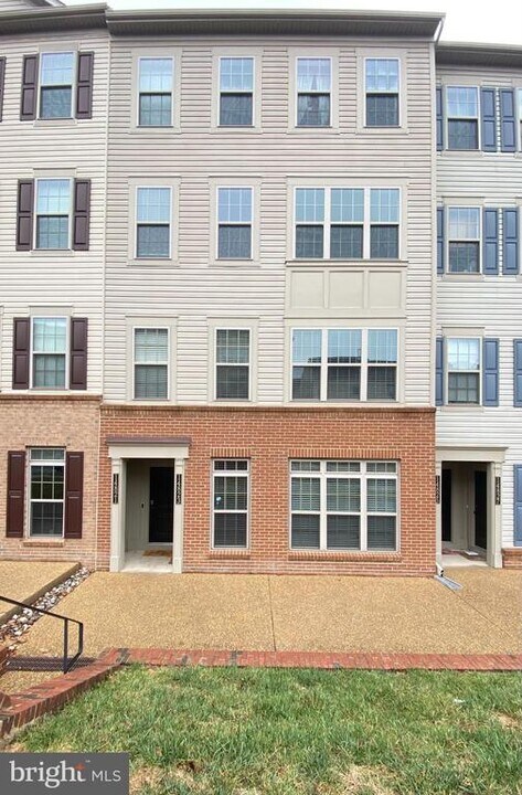14823 Chrysler Ct in Dale City, VA - Building Photo