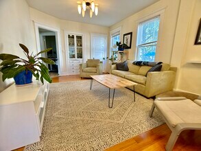 19 Chestnut Sq, Unit 1 CO in Boston, MA - Building Photo - Building Photo