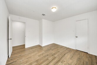 8006 Oakington Dr in Houston, TX - Foto de edificio - Building Photo