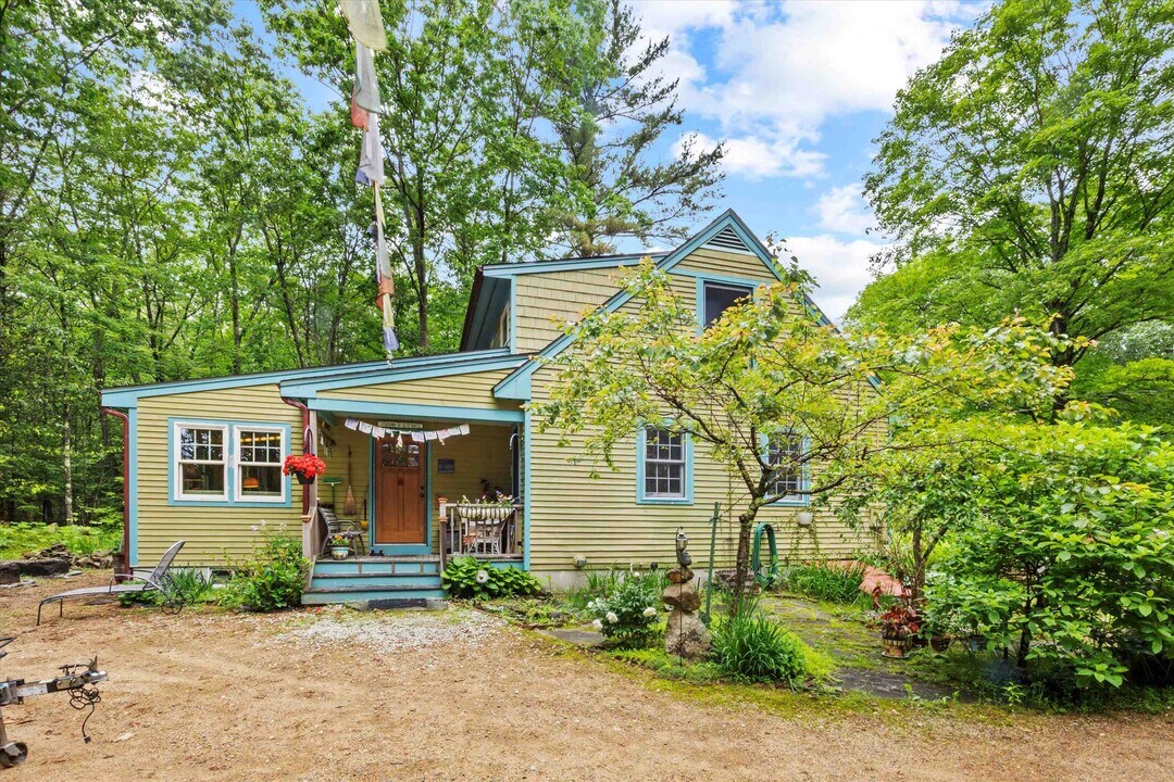 15 Ledge Rd in Chester, NH - Building Photo