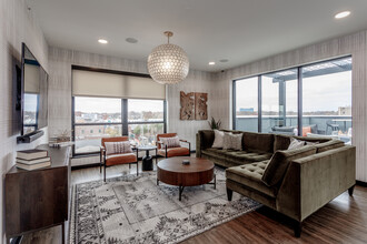 Westley on Broadway in Kansas City, MO - Building Photo - Interior Photo