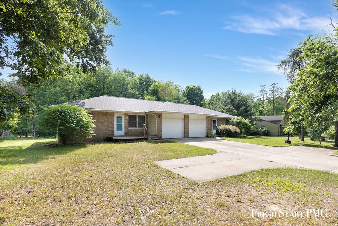 218-220 Pine Ridge Rd in Battle Creek, MI - Building Photo