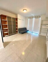 185 SW 7th St, Unit 1406 in Miami, FL - Foto de edificio - Building Photo