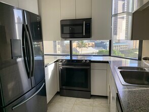 1212 Nuuanu Ave, Unit 702 in Honolulu, HI - Foto de edificio - Building Photo