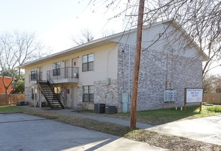 Haleigh Village I & II in Denton, TX - Foto de edificio - Building Photo