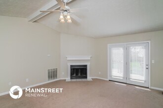 1206 Evergreen Way in Simpsonville, KY - Foto de edificio - Building Photo