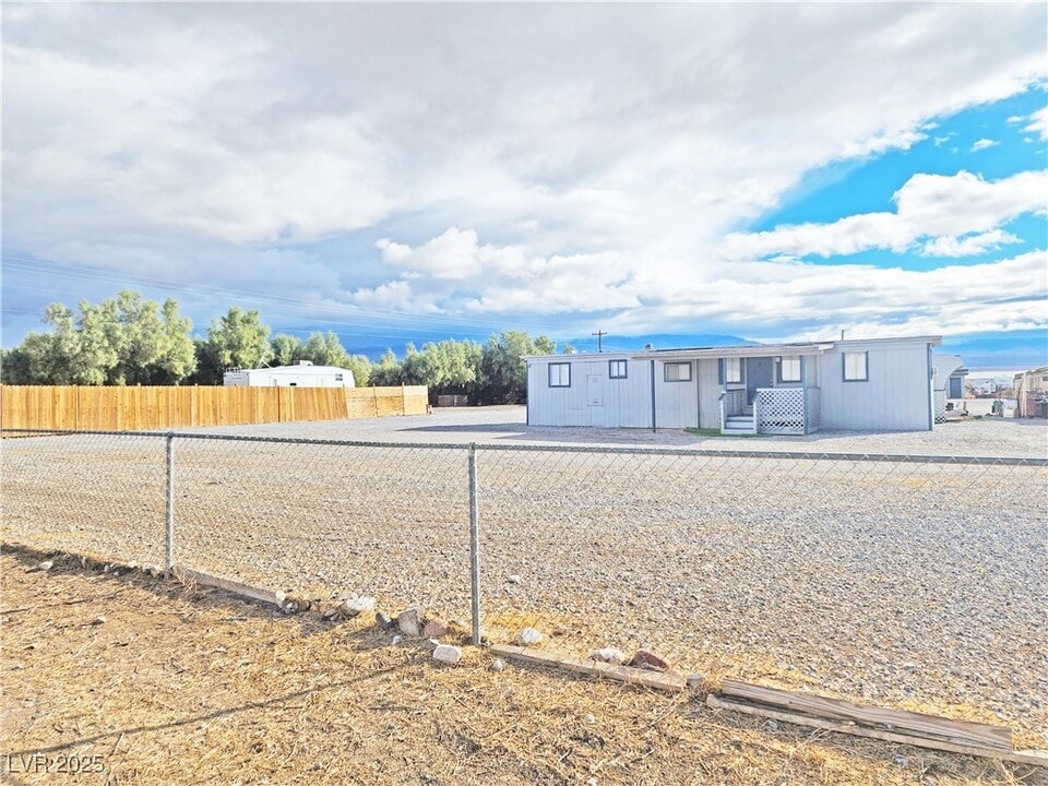 2220 W Bell Vista Ave in Pahrump, NV - Foto de edificio