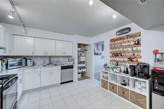 731 N Pine Island Rd in Plantation, FL - Building Photo - Building Photo