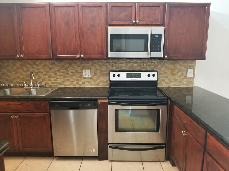 6979 SW 40th St in Miramar, FL - Foto de edificio