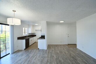 5921 Whitsett Ave, Unit 204 in Los Angeles, CA - Building Photo - Building Photo