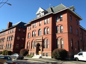 124 Orange St in Manchester, NH - Building Photo - Building Photo