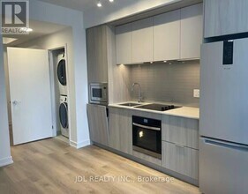 395 Square One Dr in Mississauga, ON - Building Photo - Building Photo