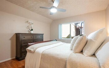 7525 Charmant Dr in San Diego, CA - Building Photo - Building Photo