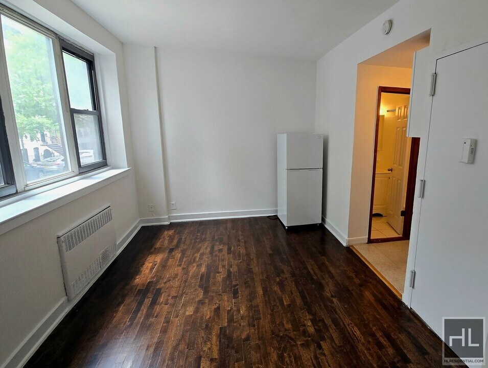 EAST 61 STREET in New York, NY - Building Photo