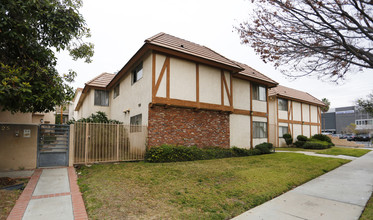 121 W Maple St in Glendale, CA - Foto de edificio - Building Photo