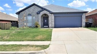 8640 Rainy Lake Dr in Fort Worth, TX - Building Photo