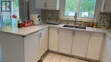 3153 Colonial Dr in Mississauga, ON - Building Photo - Building Photo