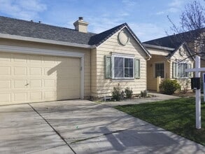 1021 Guerrero Ln in Woodland, CA - Building Photo - Building Photo
