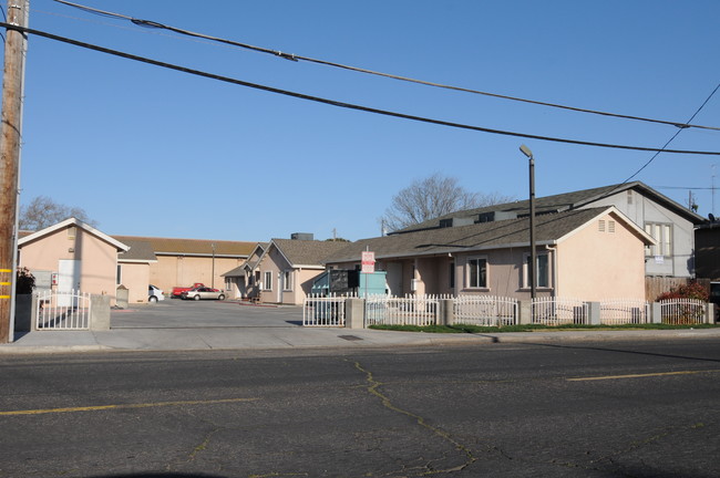 125 S 6th Ave in Oakdale, CA - Foto de edificio - Building Photo