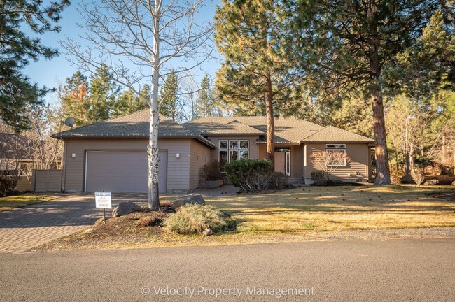 2963 NW Fairway Heights Dr in Bend, OR - Building Photo - Building Photo