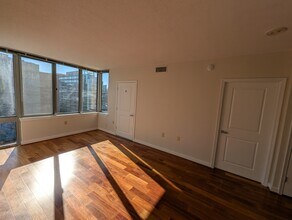 555 Massachusetts Ave NW, Unit #907 in Washington, DC - Foto de edificio - Building Photo