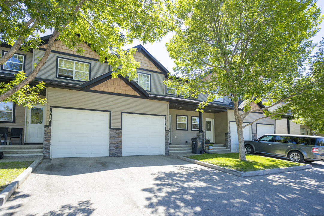 Lineham Lane in High River, AB - Building Photo