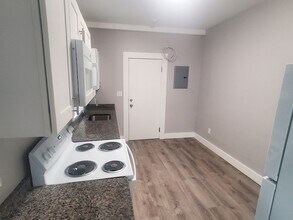 738 Washington St, Unit 11 in Norwood, MA - Foto de edificio - Building Photo