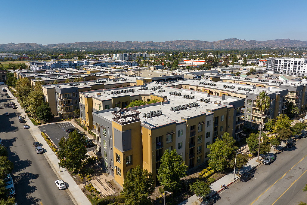 Reveal in Woodland Hills, CA - Foto de edificio